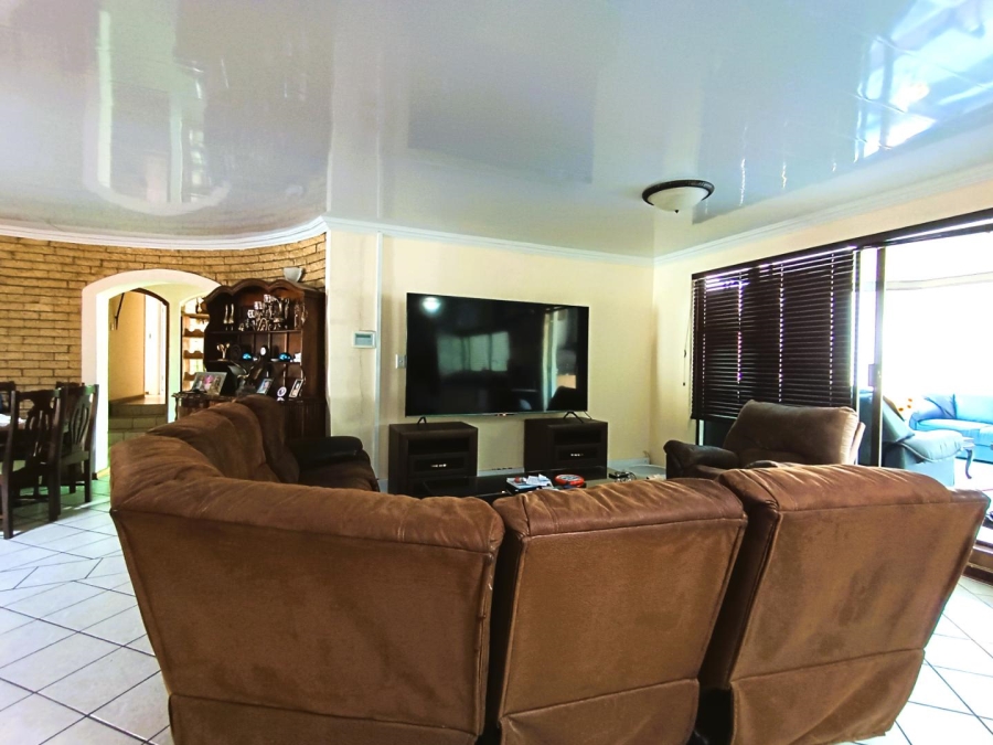 4 Bedroom Property for Sale in Langenhovenpark Free State